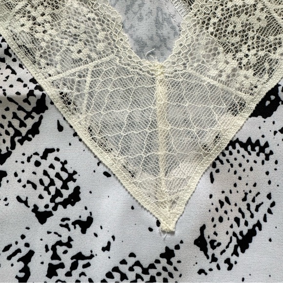 Lace v-neck top. - Picture 4 of 10